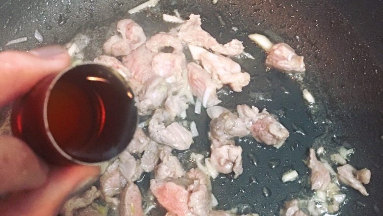 羊肉糊汤面,热油起锅放入切好的蒜末<a style='color:red;display:inline-block;' href='/shicai/ 37'>姜</a>末，炒出香味后，放入干净的<a style='color:red;display:inline-block;' href='/shicai/ 329'>羊肉</a>，倒入三盖<a style='color:red;display:inline-block;' href='/shicai/ 718'>料酒</a>，