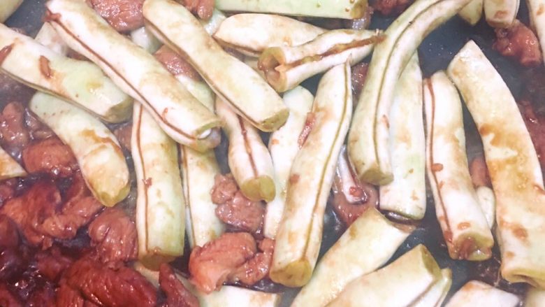 羊肉糊汤面,放入<a style='color:red;display:inline-block;' href='/shicai/ 3639'>豆角</a>，搅拌均匀，炒两到三分钟后加入一碗水炖五分钟左右至<a style='color:red;display:inline-block;' href='/shicai/ 3639'>豆角</a>基本上快熟，加开水两人份，待锅里的水煮沸后，放入面条