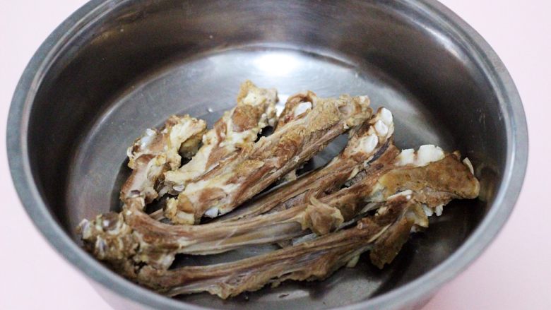 烧烤风味烤羊排,把焯过水的羊排用清水冲洗干净后,沥干水分放入盆子里。