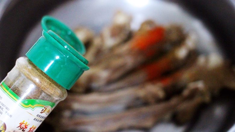 烧烤风味烤羊排,加入辣椒面和孜然粉,再加入烧烤调料。