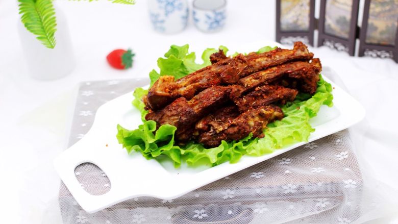 烧烤风味烤羊排,手撕也可以,用刀切也可以,根据个人习惯,我要开吃咯。