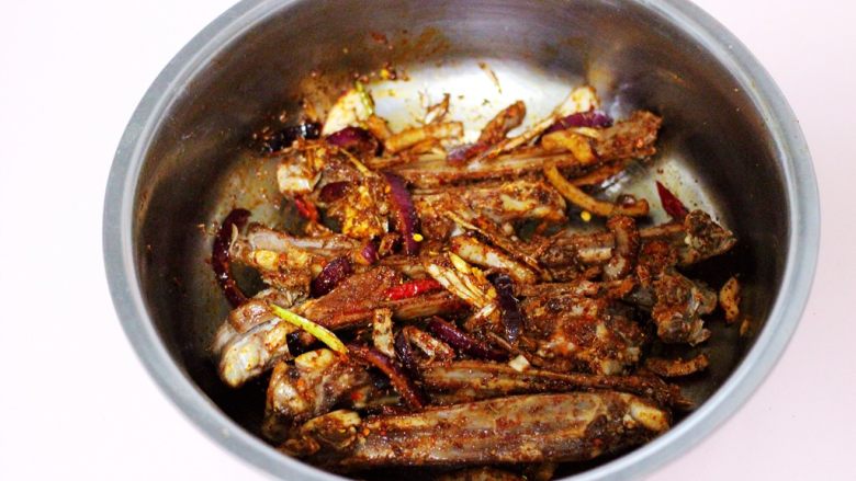 烧烤风味烤羊排,把所有的食材搅拌均匀后,盖上保鲜膜放入冰箱冷藏过夜。