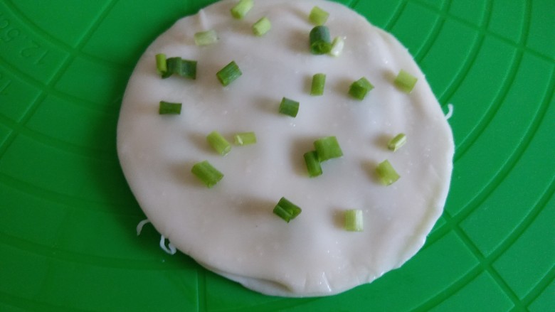 饺子皮版葱香酥饼,重复之前的步骤,刷油盐,放葱花