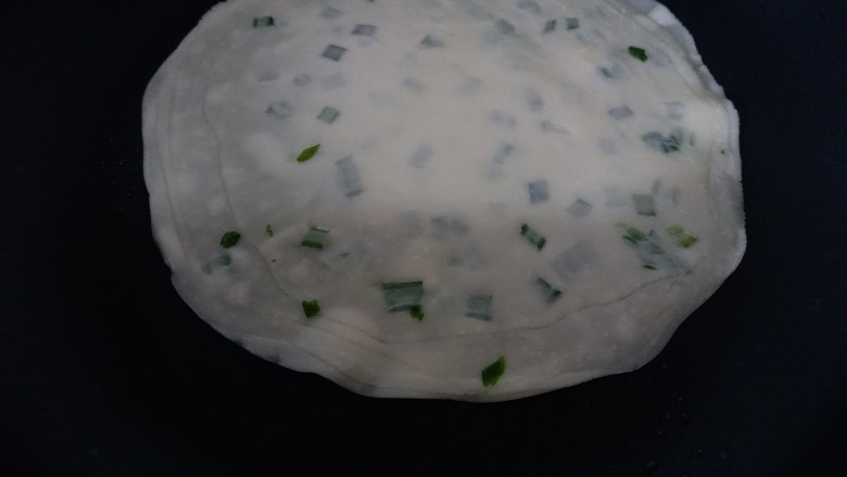 饺子皮版葱香酥饼,把擀好的葱香饼放锅里,小火烙饼。