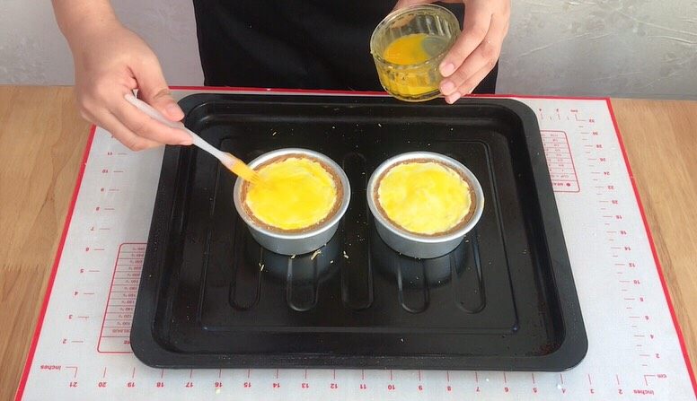 外酥里嫩的~爆浆芝士塔,表面刷一层蛋液。上下火150°C,20分钟左右。