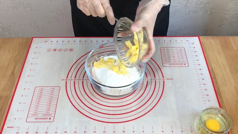 外酥里嫩的~爆浆芝士塔,先制作塔皮。将塔皮所有材料混合,用手快速揉搓<a style='color:red;display:inline-block;' href='/shicai/ 887'>黄油</a>和面粉,成粗粒状。