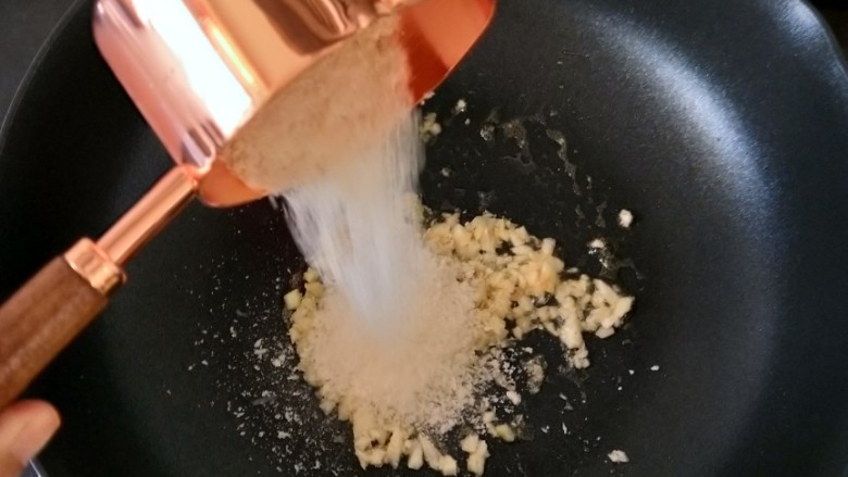 避风塘炒虾,下蒜蓉,煸炒至微微发黄。