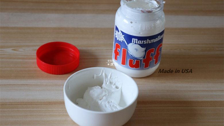 核桃咖啡面包,用勺子舀出30gfluff棉花糖(香草味),此棉花糖跟一般的棉花糖相比主要区别在于它是半固体酱状,无需融化就可以直接使用, 很方便,而且口味多多,有香草味、草莓味和焦糖味三种,无论是即食、涂抹还是用在各种烘焙中我都很喜欢用它;