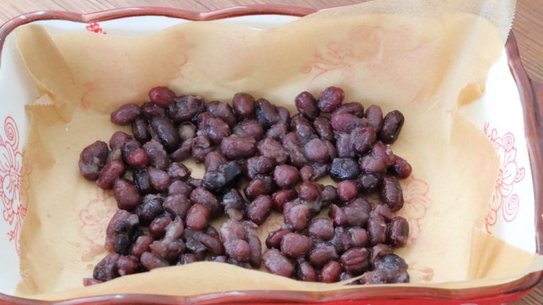 红豆紫薯糯米糕,容器铺油纸,撒上一层红豆