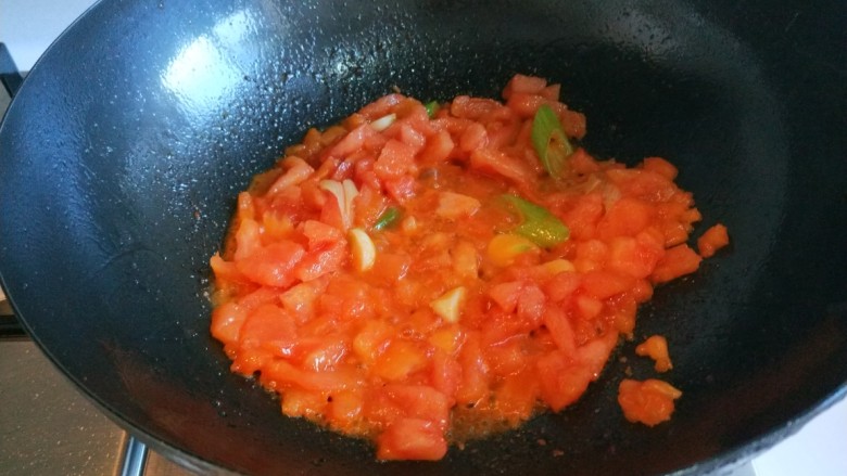 新文美食 番茄鸡蛋面,锅中放入适量花生油烧热,爆香<a style='color:red;display:inline-block;' href='/shicai/ 3735'>葱蒜</a>,倒入番茄。
