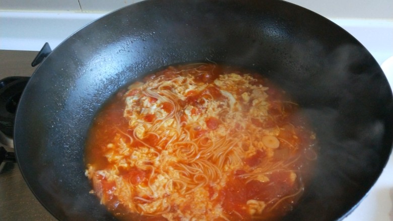 新文美食 番茄鸡蛋面,加入适量盐,<a style='color:red;display:inline-block;' href='/shicai/ 756'>鸡精</a>,即可关火。