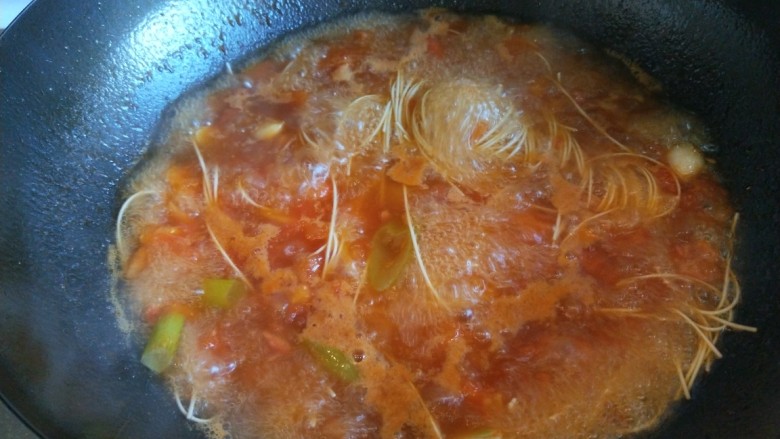 新文美食 番茄鸡蛋面,在煮熟挂面。