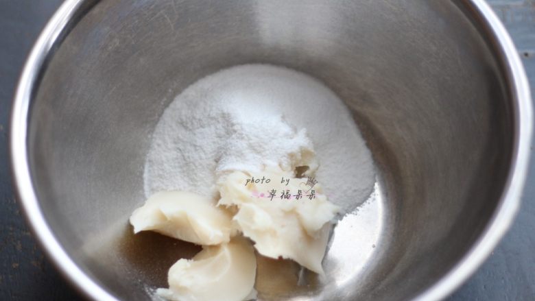 老式桃酥,<a style='color:red;display:inline-block;' href='/shicai/ 406'>猪油</a>和糖粉、盐混合,用手抽搅拌均匀