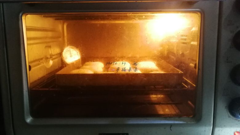 老式桃酥,烤箱200度预热5分钟后,送入烤箱中层烘烤,上下火175度20~25分钟左右,视上色程度出炉