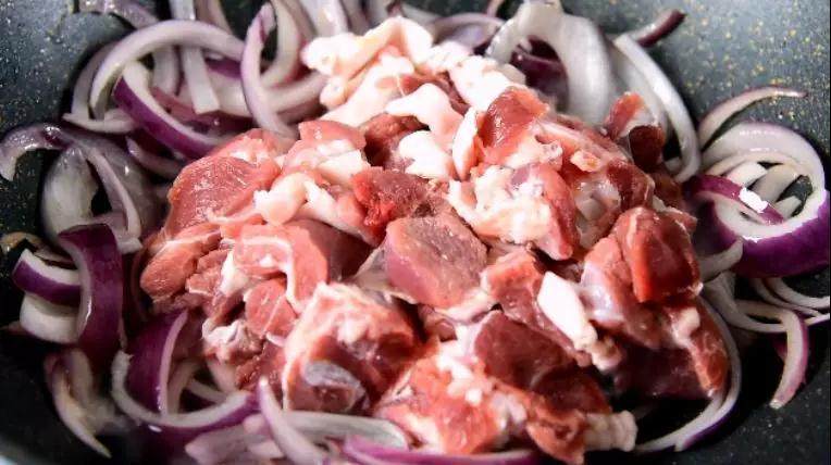 这种方法做的羊肉抓饭,相信大家一定会喜欢,倒入洋葱爆香,再放入羊肉煸炒出羊油