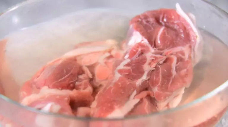 这种方法做的羊肉抓饭,相信大家一定会喜欢,先将羊肉浸泡一晚去血水,