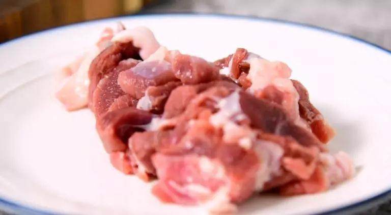 这种方法做的羊肉抓饭,相信大家一定会喜欢,再切小块备用