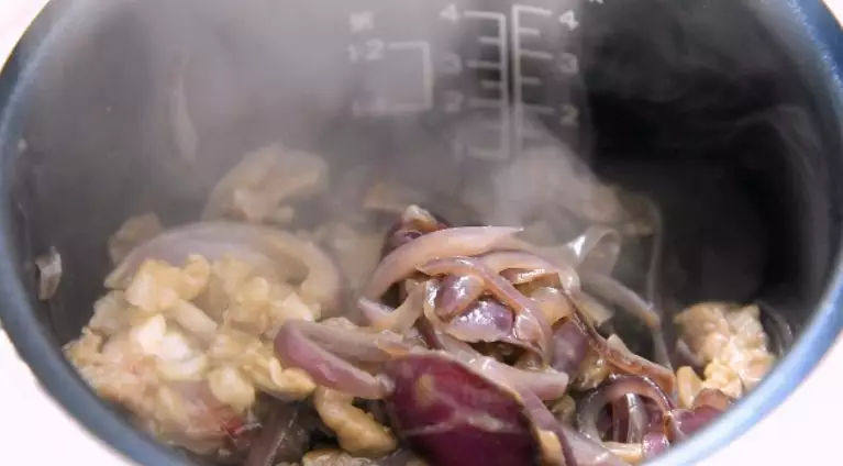 这种方法做的羊肉抓饭,相信大家一定会喜欢,倒入电饭煲内,按下煮饭键