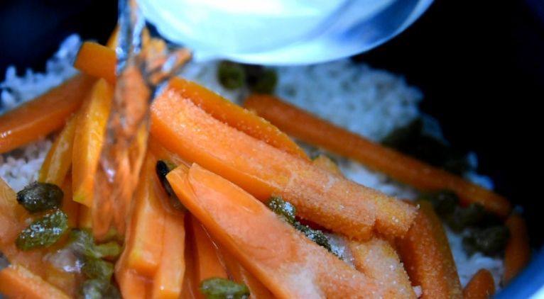 这种方法做的羊肉抓饭,相信大家一定会喜欢,.加入盐、倒入清水至米饭齐平,再按下煮饭键即可