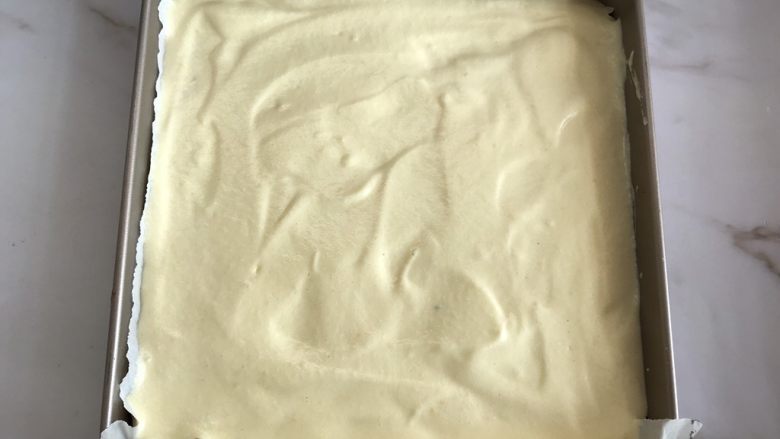 奶牛蛋糕卷,用刮刀抹平表面,放入提前预热好的烤箱上下火150度20分钟