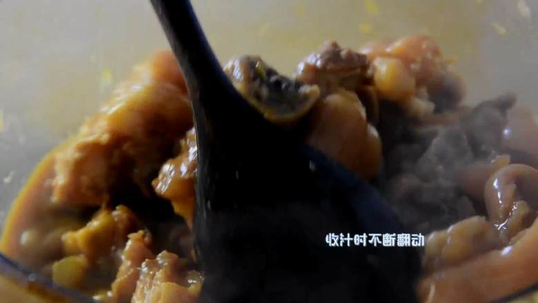 每一口都超级满足,养颜又过足嘴瘾的腐乳猪手快来试一下,收汁时不断翻动。