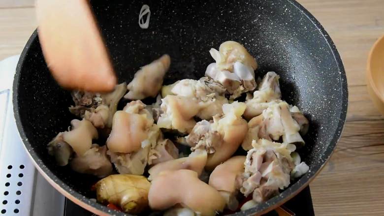 每一口都超级满足,养颜又过足嘴瘾的腐乳猪手快来试一下,倒入猪手炒匀。