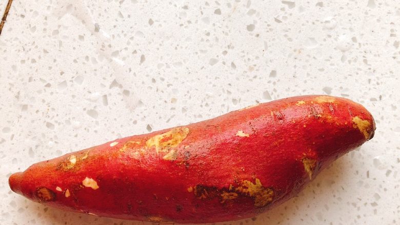这个冬至的汤圆不一样-椰蓉芝士猫爪汤圆,准备一根红薯,清洗干净。