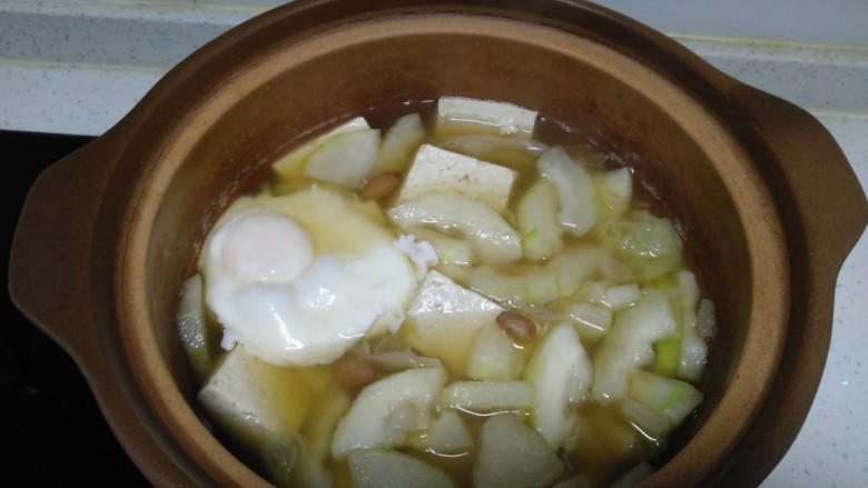 豆腐冬瓜卧蛋,关火,加入鸡蛋,加入适量<a style='color:red;display:inline-block;' href='/shicai/ 847'>香油</a>。