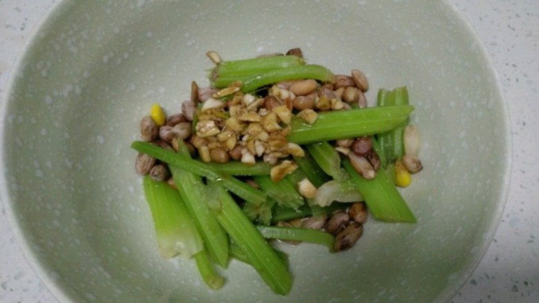 凉拌皮冻花生芹菜,<a style='color:red;display:inline-block;' href='/shicai/ 664'>花生</a>煮熟，<a style='color:red;display:inline-block;' href='/shicai/ 125'>芹菜</a>焯水至断生，加入上述调料。