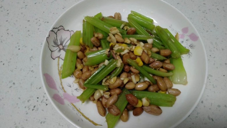 凉拌皮冻花生芹菜,搅拌均匀，盛入盘中。