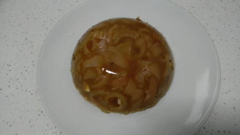 凉拌皮冻花生芹菜,<a style='color:red;display:inline-block;' href='/shicai/ 53398'>自制皮冻</a>从冰箱冷藏室拿出。