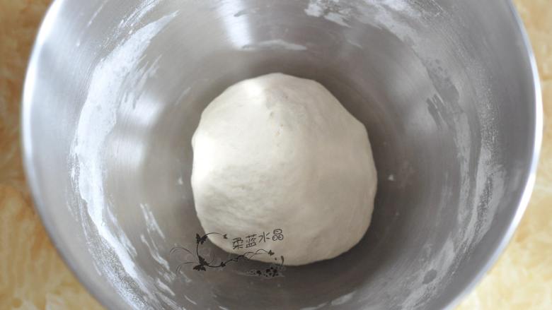 胭脂海鲜饺子,揉成白色的面团,盖上湿布静置一小时。