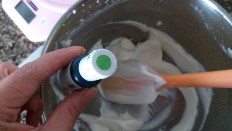 圣诞杯子蛋糕,分一部分白色奶油出来,再加两滴绿色色素拌均匀。