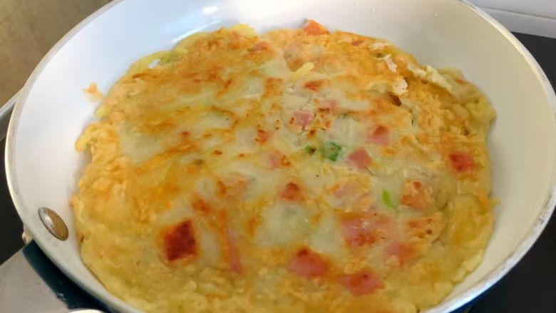 土豆煎饼,煎好一面,翻另一面继续煎制,俩面煎好即可装盘食用,也可以切小块食用。
