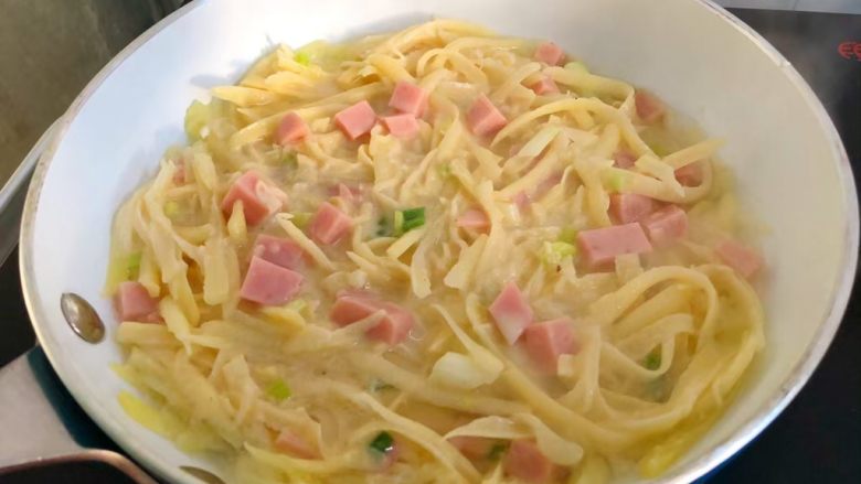 土豆煎饼,平底锅放入适量油,烧至7成热,舀一勺土豆丝倒入平底锅里,用勺子压平,小火煎制。