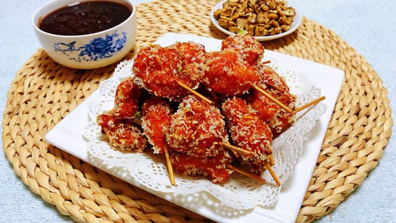 酥炸牙签鸡腿肉,搭配一碗黑米粥和核桃仁既营养又美味