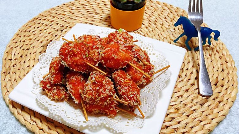 酥炸牙签鸡腿肉,炸好的香酥牙签鸡腿肉肉装入盘中