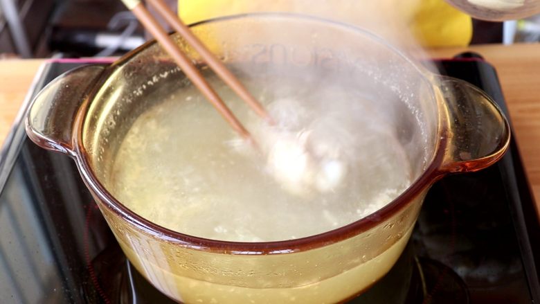 土豆炖鸡翅根,冷水入锅焯水,去除血沫,捞出清洗干净