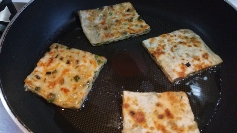 新文美食 葱油饼沾鸡蛋加肠片,先把葱油饼加热。打入两个<a style='color:red;display:inline-block;' href='/shicai/ 9'><a style='color:red;display:inline-block;' href='/shicai/ 9'>鸡蛋</a></a>。