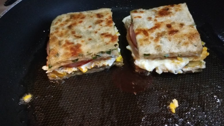 新文美食 葱油饼沾鸡蛋加肠片,在用铲子铲出来装盘即可食用。