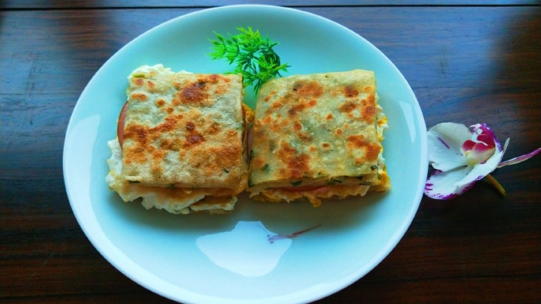 新文美食 葱油饼沾鸡蛋加肠片,成品图