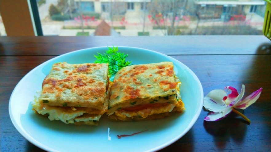 新文美食  葱油饼沾鸡蛋加肠片