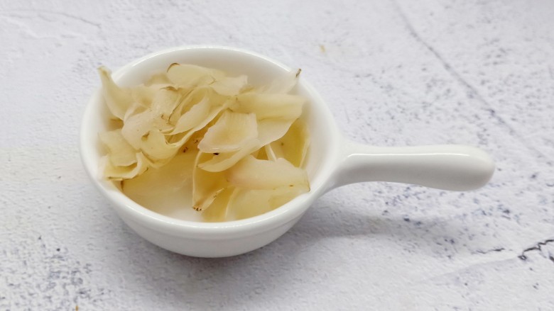 红糖暖身八宝粥,<a style='color:red;display:inline-block;' href='/shicai/ 36'>百合</a>也是家中常备,煮八宝粥喜欢放一点,提前浸泡。