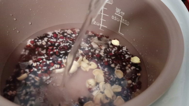 红糖暖身八宝粥,加适量的清水(加水不要超过到煮粥的这个位置,想吃稠的可以少加一点点水,我煮的这个有点偏稀的)