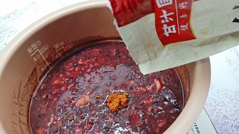 红糖暖身八宝粥,第二天起床就可以吃,趁热加入<a style='color:red;display:inline-block;' href='/shicai/ 882'>红糖</a>搅拌均匀,营养均衡的早餐就是这么简单。