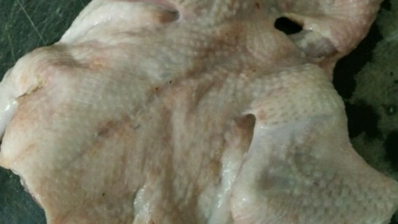 脆皮乳鸽,去买<a style='color:red;display:inline-block;' href='/shicai/ 5269'>乳鸽</a>的时候,让店家帮忙宰杀,去除内脏。再拿回家清洗干净,擦干水份。