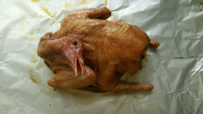 脆皮乳鸽,第二天拿出乳鸽,放到一张锡纸里。