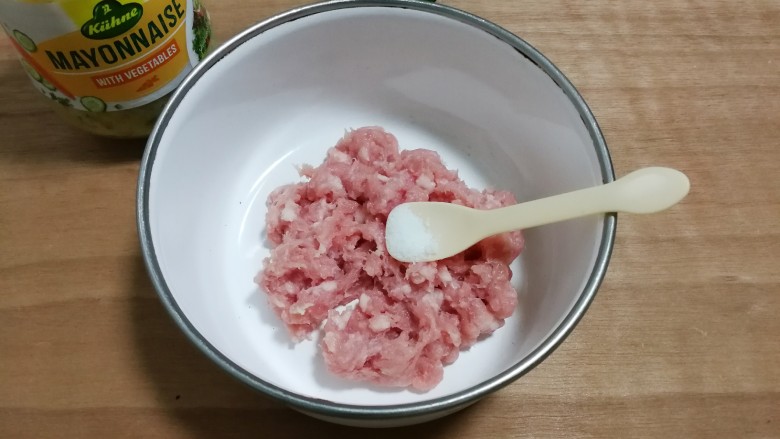 冬瓜汤汆蛋黄酱圆子,肉糜放入半小勺盐