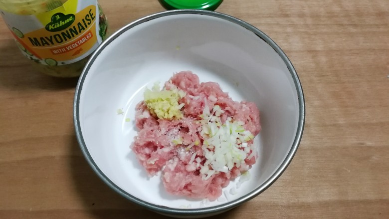 冬瓜汤汆蛋黄酱圆子,放入大葱