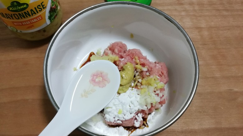 冬瓜汤汆蛋黄酱圆子,放入适量清水